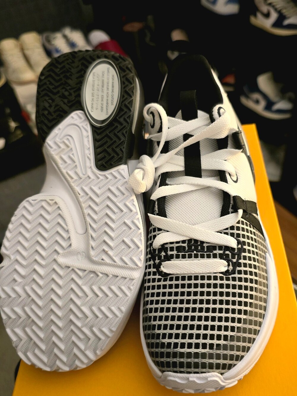 Grade School) Size - Nike LeBron Witness 7 Mid White Black - Picture 9 of 10